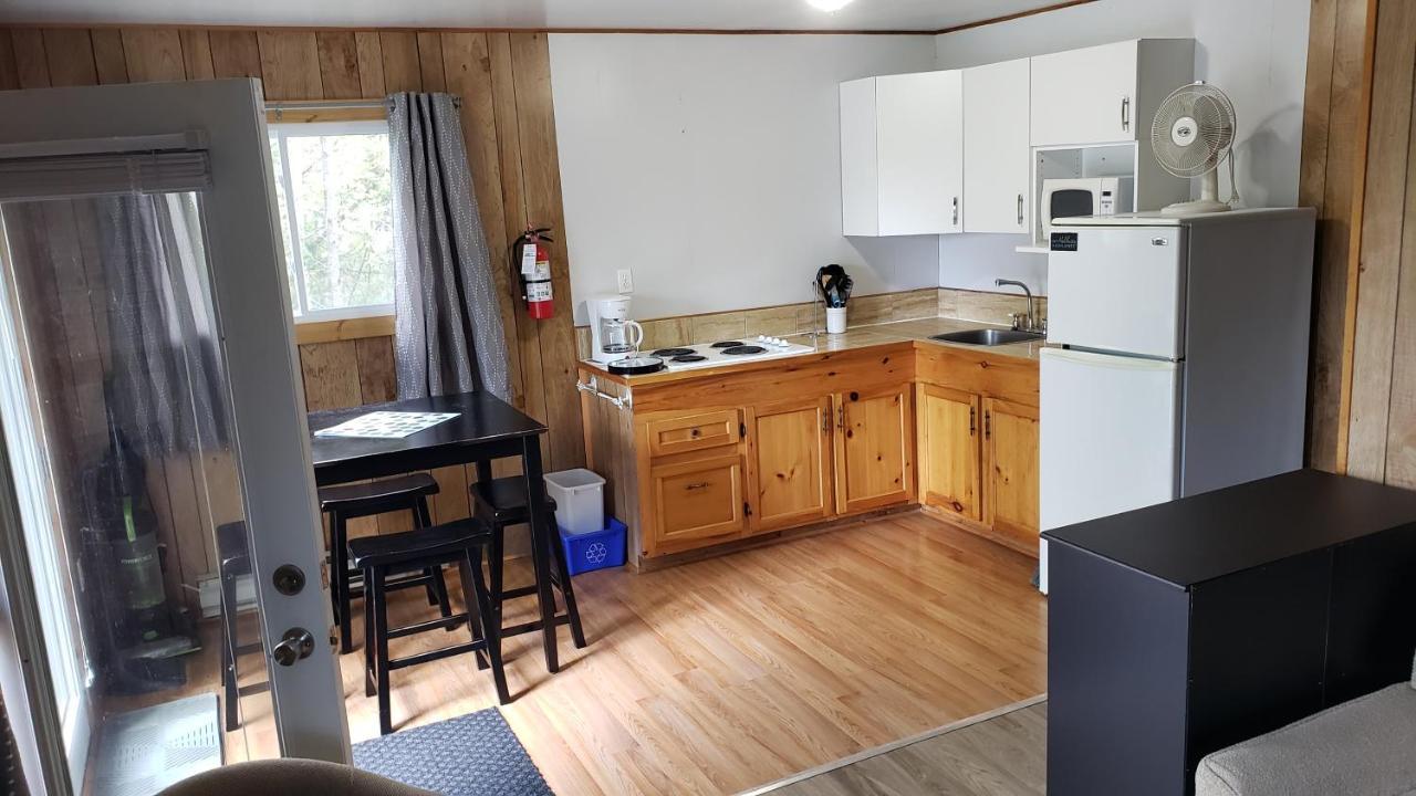 Parkway Cottage Resort And Trading Post Dwight Exteriér fotografie