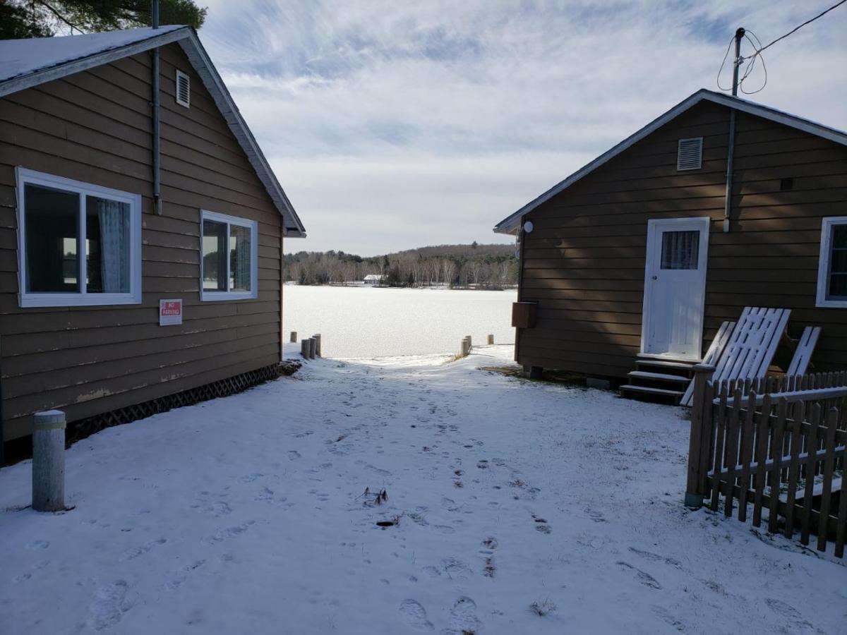 Parkway Cottage Resort And Trading Post Dwight Exteriér fotografie