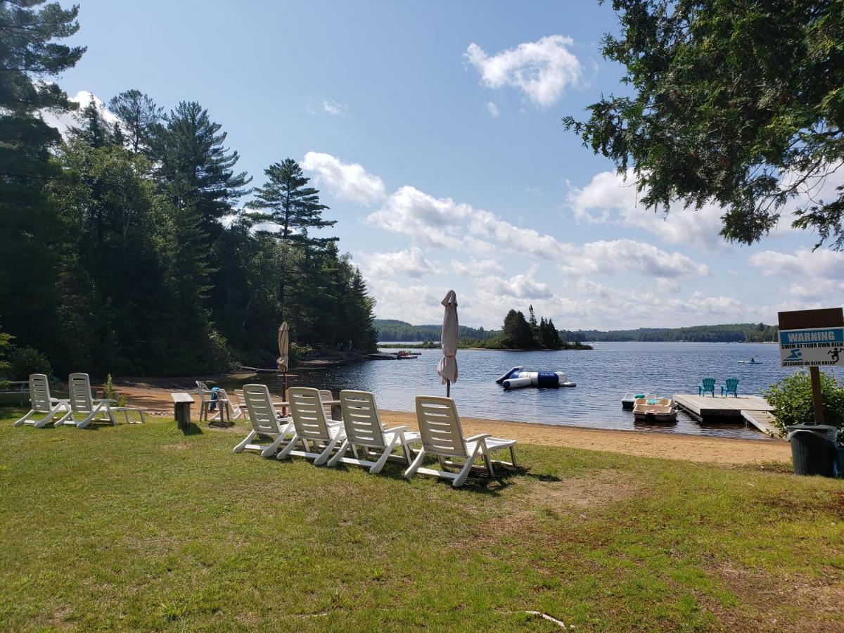 Parkway Cottage Resort And Trading Post Dwight Exteriér fotografie