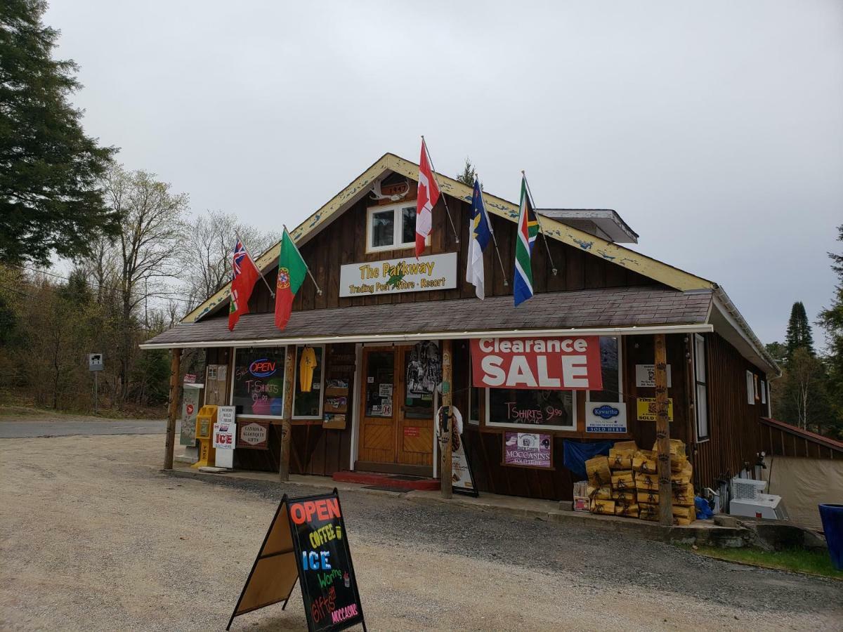 Parkway Cottage Resort And Trading Post Dwight Exteriér fotografie